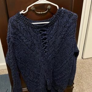Sweater with criss-cross in the front
